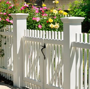 white vinyl yard fencing